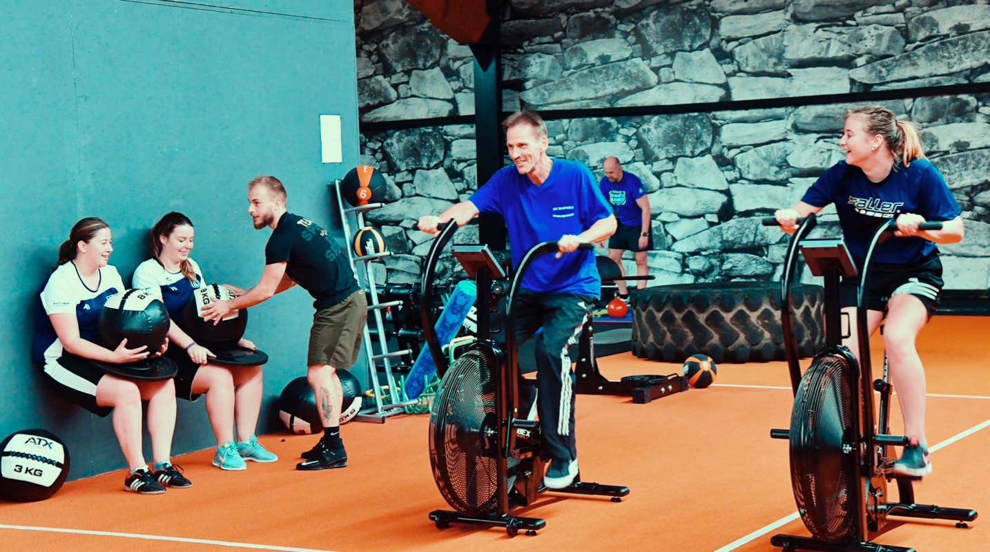 behind:the:scenes:it's:your:stage:start:play:repeat - SV Bavaria Waischenfeld die Frauenfußballmannschaft beim Cross Gym Trainin mit Bastian Lumpp in der Sportwelt Pegnitz